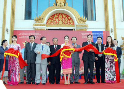 Khai mạc triển lãm báo chí hữu nghị Việt – Lào